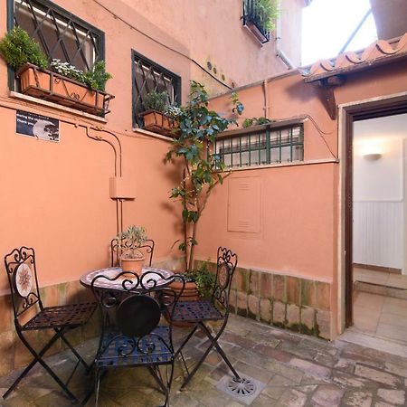 Lovely With Garden In Vatican Museums Trastevere Apartment Rome Bagian luar foto